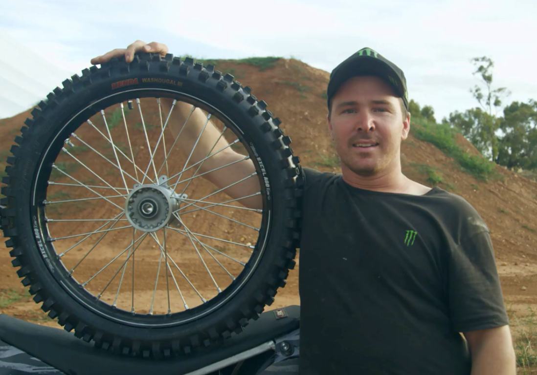 Золотой медалист эндуро-кросса X-Games (США) тестирует шину KENDA Washougal III в прыжках и сальто